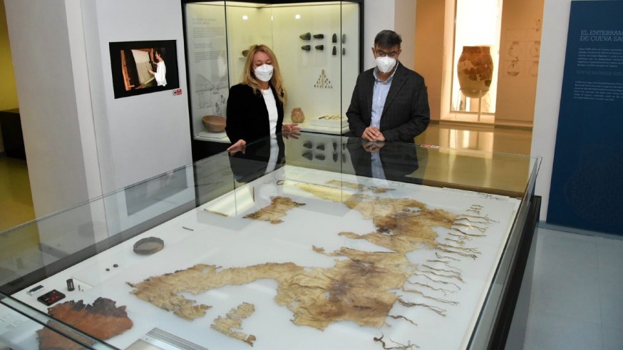 Andrés Martínez y la concejala Nines Mazuecos ante una de las piezas expuestas en el Museo Arqueológico de Lorca