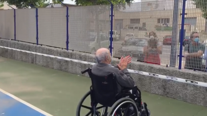 La residencia Amavir de Cartagena saca al jardín a los mayores para que saluden a sus familiares