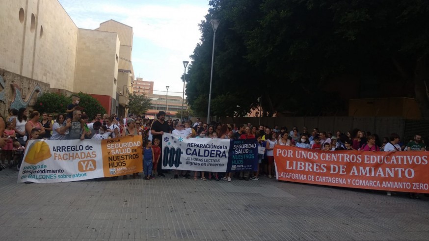 Concentración de padres y alumnos en Cartagena. ORM