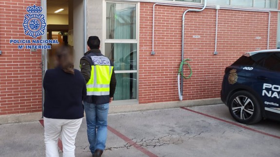 Detenida una asistenta de hogar por robar joyas y estafar a la mujer de 71 años a la que cuidaba en Murcia