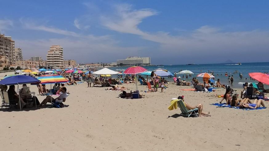 Turistas en una playa de La Manga en agosto de 2020