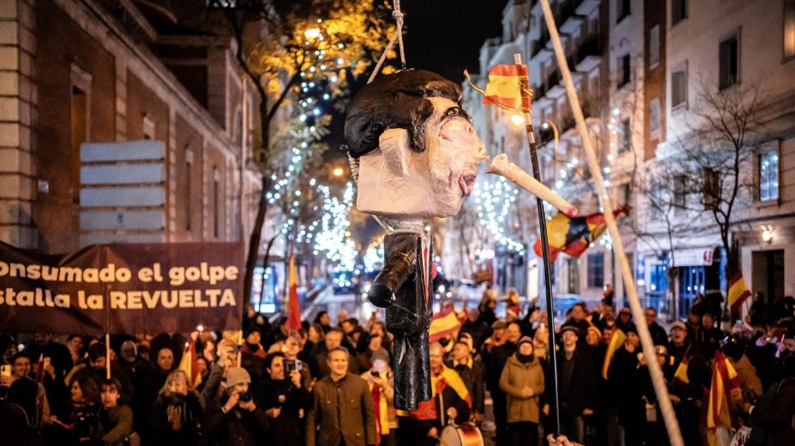 El PSOE estudia "todas las vías legales" frente a la concentración en Ferraz en la que se apaleó un muñeco de Sánchez