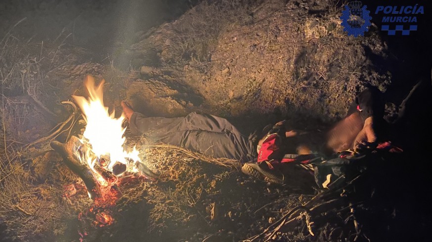 Imagen del hombre detenido junto al fuego