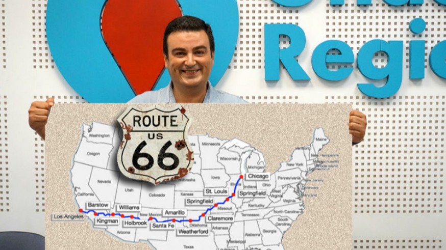 José Antonio García Ayala con mapa de Estados Unidos y la Ruta 66