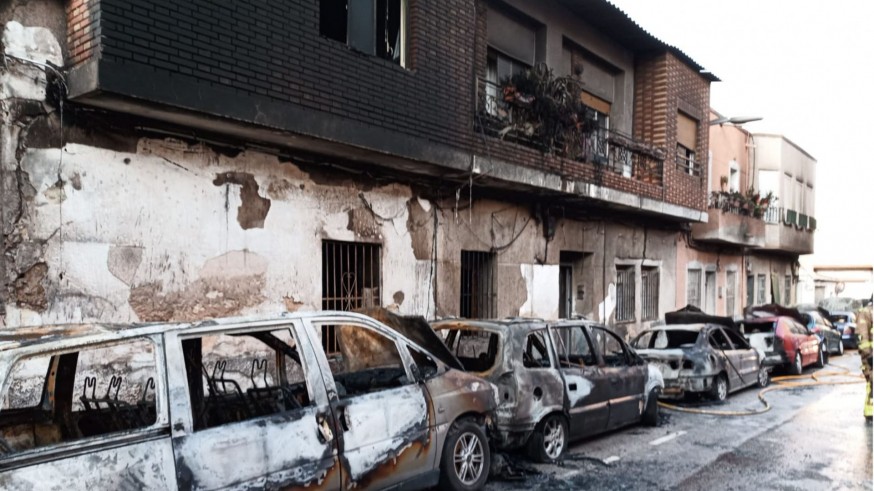 Incendio intencionado de una casa y 7 coches en Molina. 112