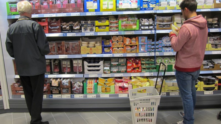 Gente en un supermercado