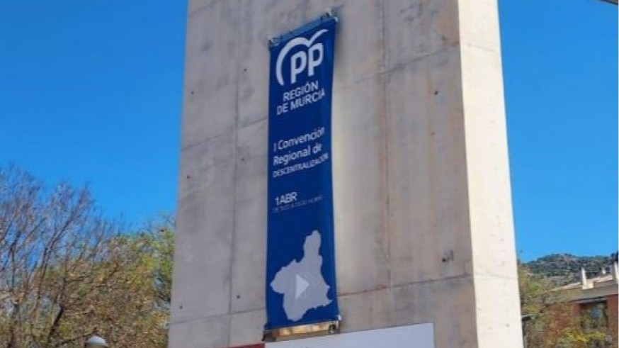 El PSOE denuncia al PP por la colocación de un cartel publicitario en el Auditorio de Algezares