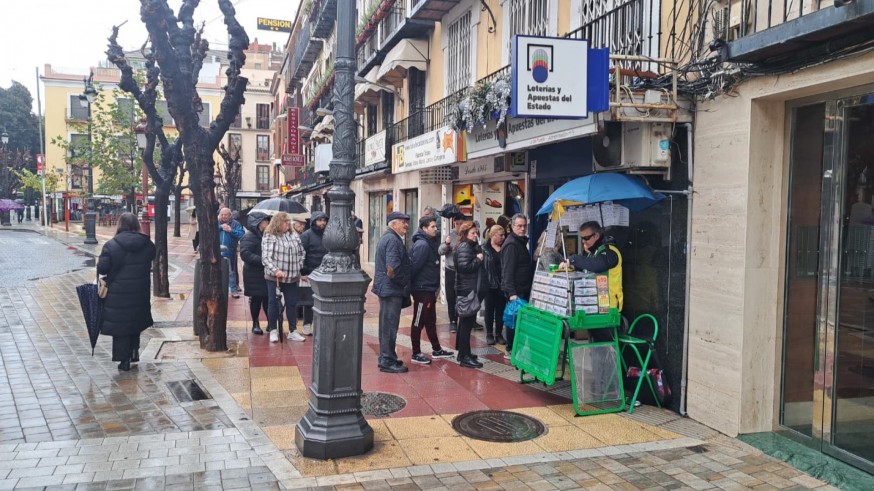 Los murcianos hacen cola bajo la lluvia para comprar Lotería del NIño