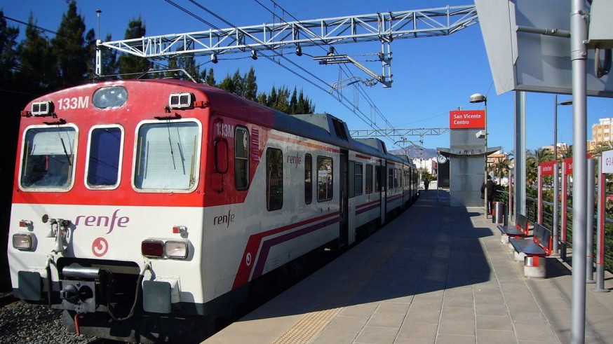 La caída de un árbol en la vía interrumpe en Callosa el tráfico ferroviario de cercanías Murcia-Alicante 