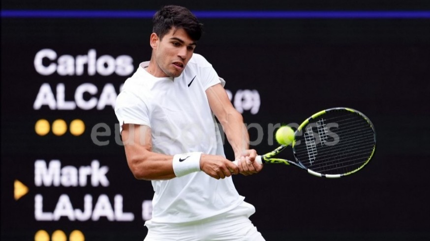 Alcaraz abre Wimbledon con victoria ante Lajal