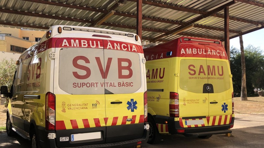 Cinco heridos, dos de gravedad, tras volcar un autobús en la A-7 en La Granja de Rocamora