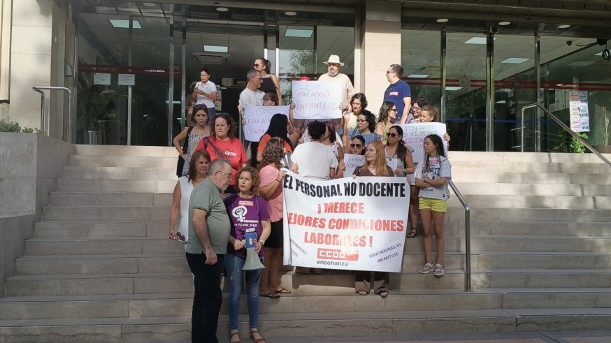CCOO protesta por las condiciones laborales de los técnicos educativos en las aulas de dos años