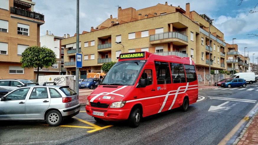 El ayuntamiento de Murcia ha dispuesto autobuses gratuitos para los vecinos afectados por el cierre del paso a nivel de Santiago El Mayor