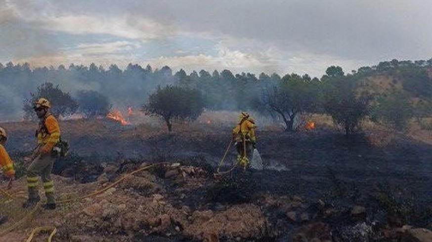Incendio en la pedanía lorquina de Terreras en el que trabaja un helicóptero