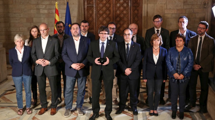 Carles Puigdemont acompañado de su equipo de gobierno