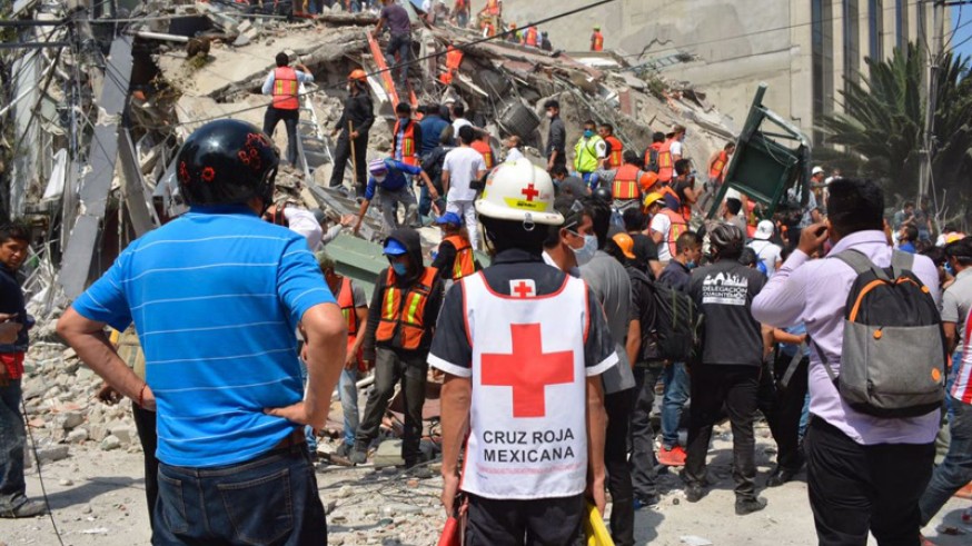 Equipos de emergencia trabajan en el rescate de personas