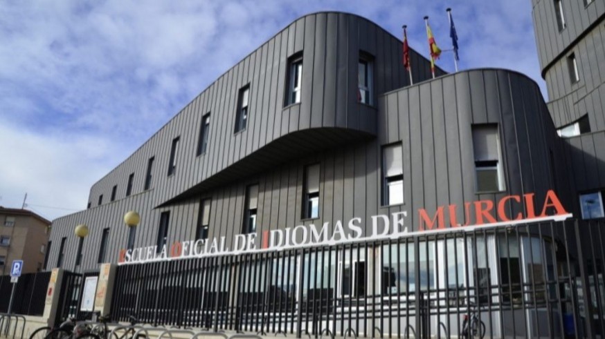 La Escuela Oficial de Idiomas de Murcia se tiñe de verde para celebrar San Patricio