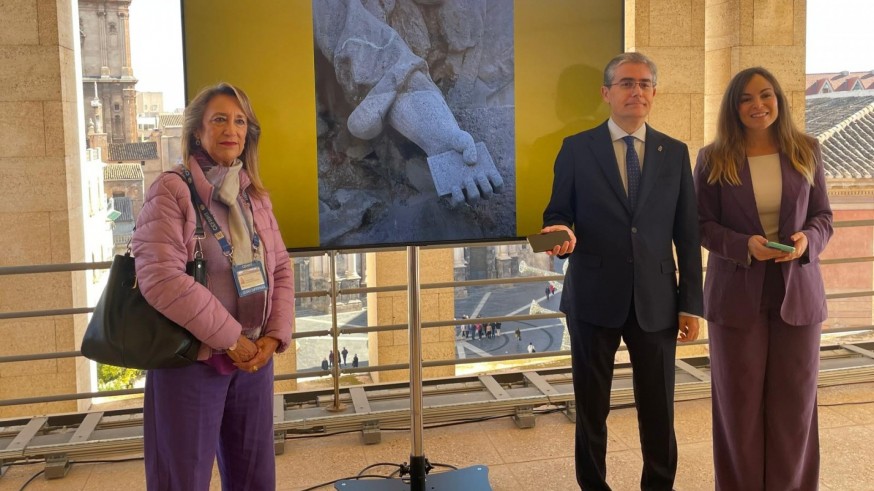 ¿Hay un teléfono móvil esculpido en la Catedral de Murcia?