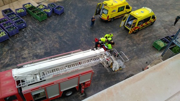 Imagen del traslado del tejado a la ambulancia. Foto: 112