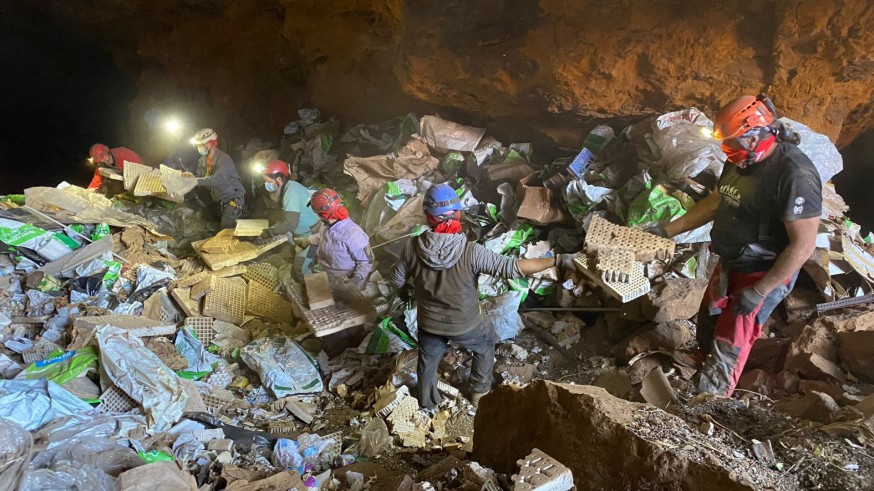 Basura amontonada en la mina de Almendricos. Foto: Altares