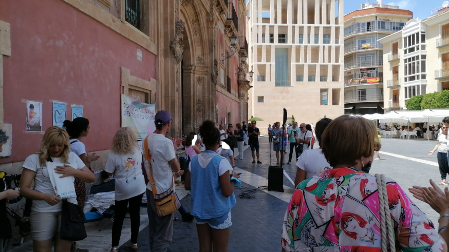 Negacionistas de la covid hacen un acto en el centro de Murcia sin mascarilla y usando niños