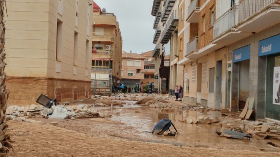 El alcalde de Los Alcázares presenta a Hugo Morán un plan para acabar con las inundaciones 