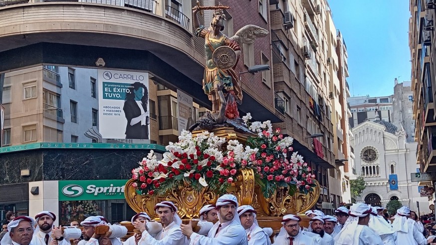La Cofradía del Resucitado cierra las procesiones de la Semana Santa murciana