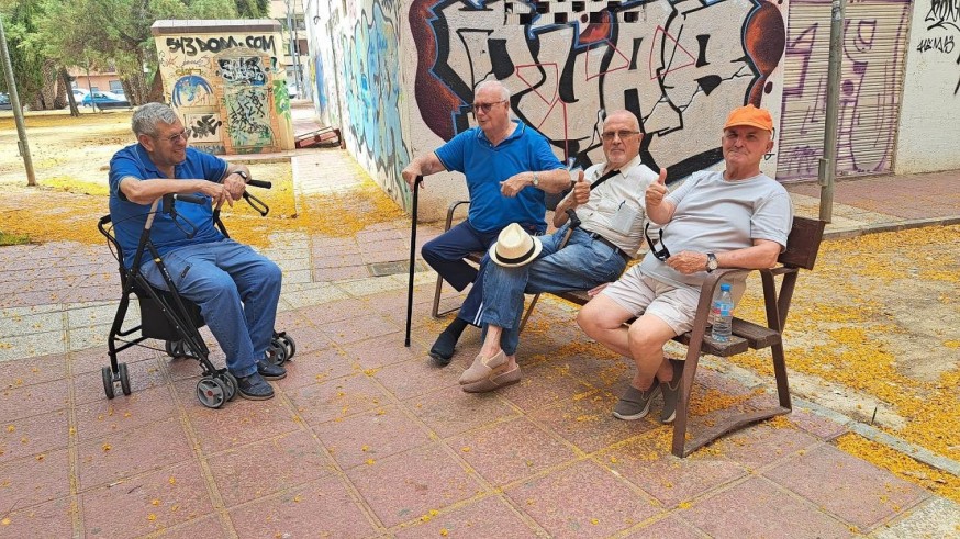 El sanedrín. Este grupo de jubilados habla de la situación política de Sánchez, la inestabilidad en Oriente o la calidad democrática del país