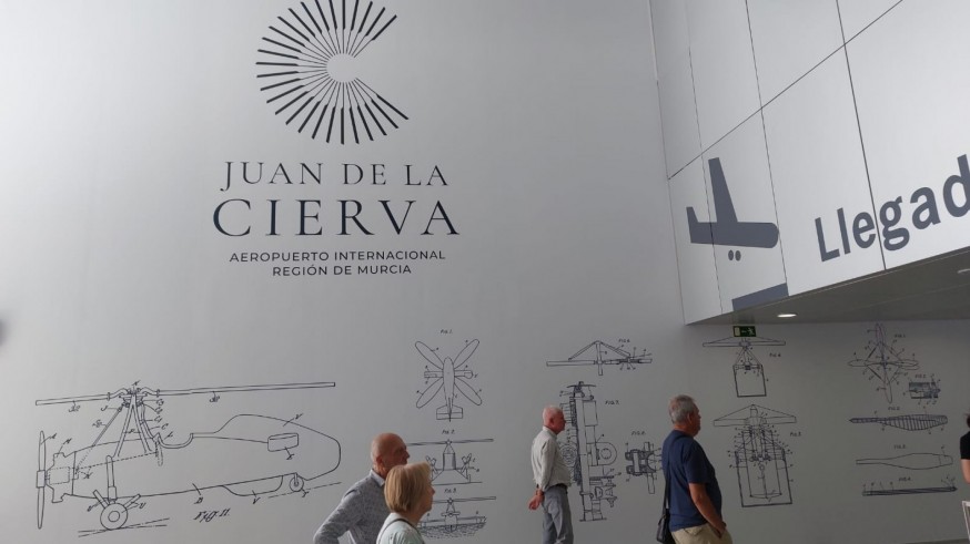 El Gobierno central pide la suspensión del acuerdo que otorgó el nombre de Juan de la Cierva al aeropuerto