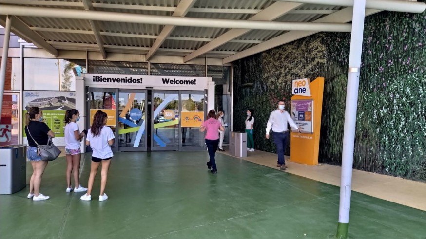Gente a la espera de entrar en el centro comercial Espacio Mediterráneo en Cartagena