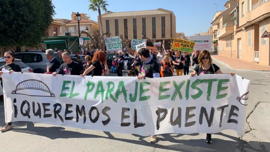 Unos 200 vecinos de Alguazas protestan para que se arregle el Puente de Hierro
