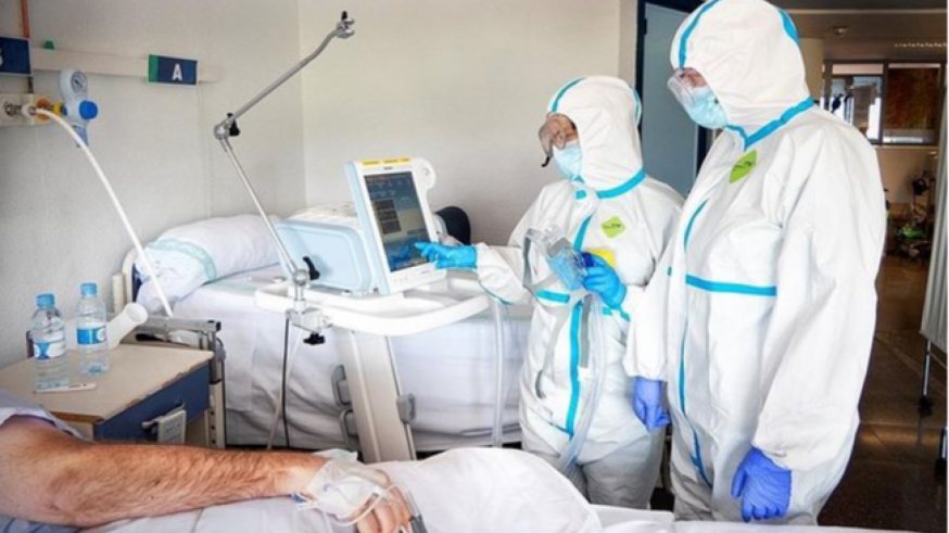 Sanitarios junto a paciente de covid