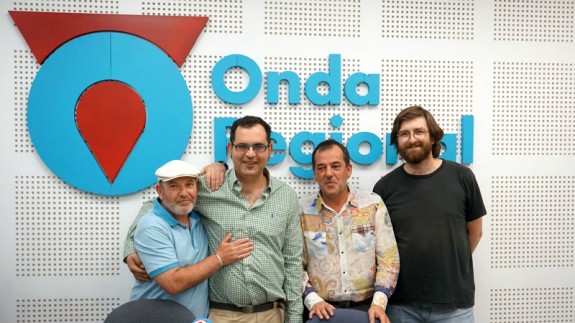 Los doctores Luis Carles Dies y Félix Crespo con miembros de la asociación Barlovento