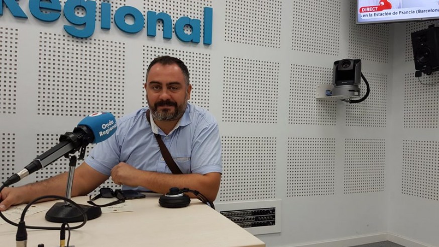 Emilio del Carmelo, de la Asociación Trovera José María Marín, en los estudios de Onda Regional