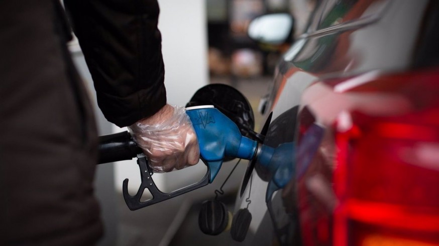 La gasolina y el gasóleo escalan a nuevos récords históricos y ya superan ambos los dos euros