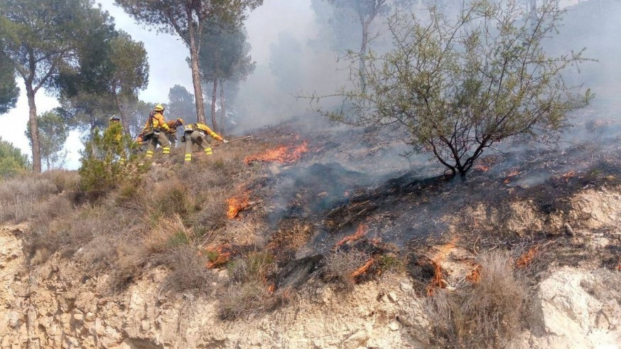 Estabilizado el incendio forestal cerca de la Cresta del Gallo en Murcia 