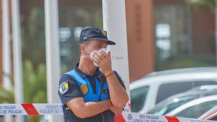 Un policía custodia el Hotel H10 Costa Adeje Palace en Tenerife