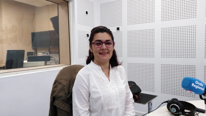 Clara Alarcón en los estudios de Onda Regional 