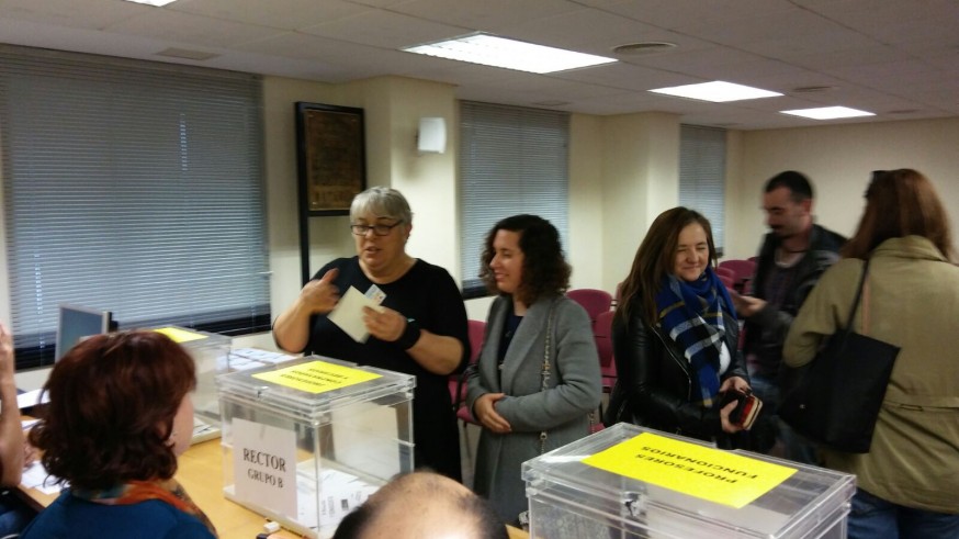 Votaciones en una de las mesas electorales en el Campus de la Merced.