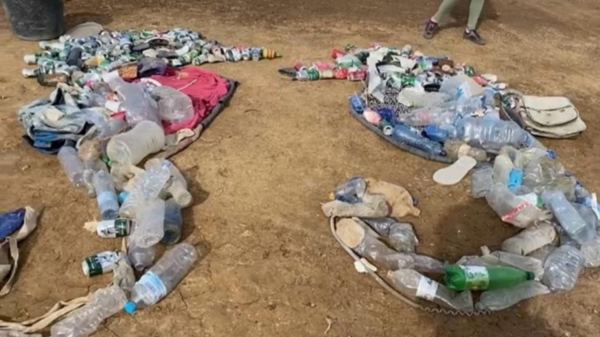 Primera limpieza del año en las playas de La Manga