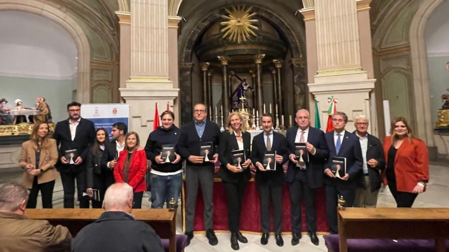 Visitan la tumba de Salzillo tras hermanarse con Murcia