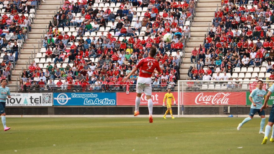 Sergi Guardiola cabeceando (foto: Ricardo Soriano-Real Murcia)