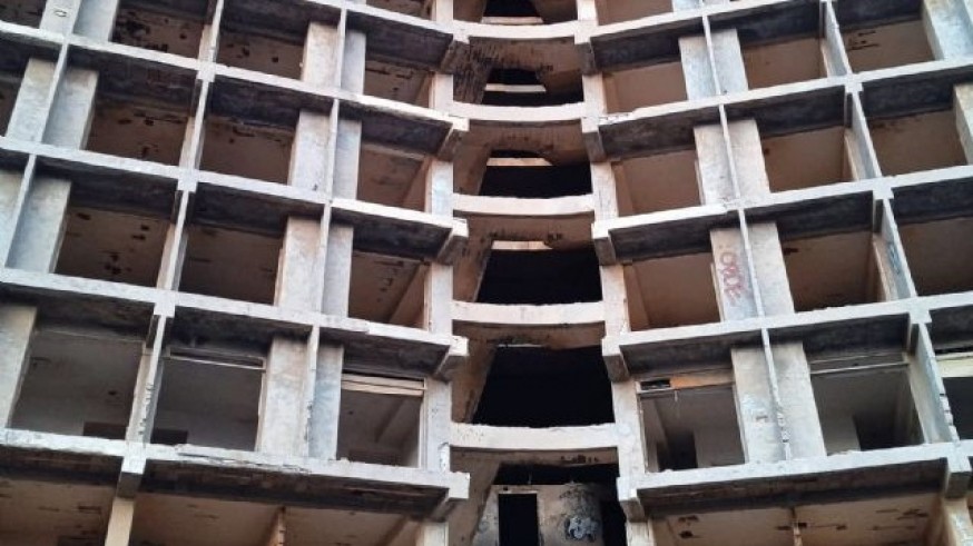 Piden una solución para las aves que anidan en la estructura del hotel Lagomar en La Manga antes de ser demolido