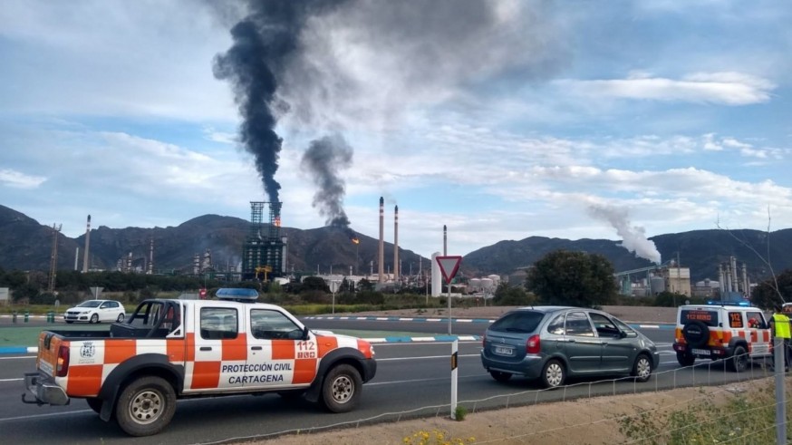 Ecologistas en Acción pide a Medio Ambiente que investigue las emisiones de Repsol en Escombreras