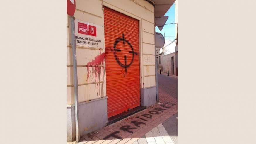 La sede de la agrupación socialista en La Alberca amanece con pintadas
