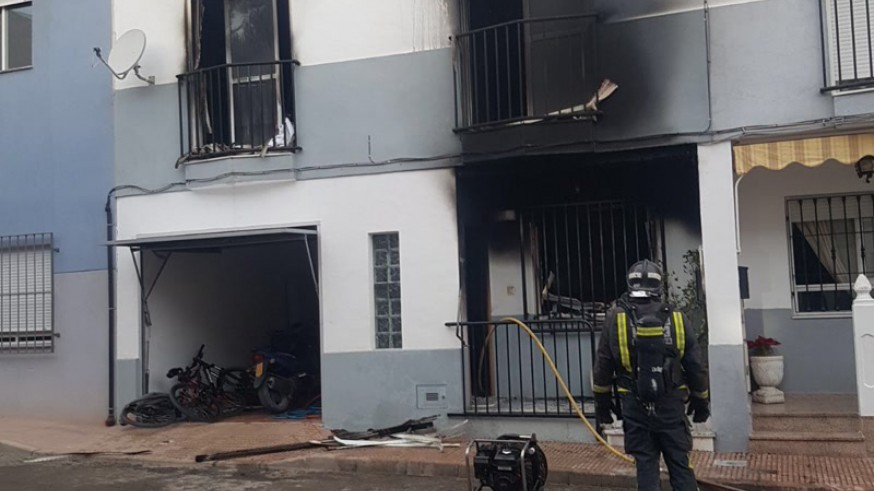 El incendio se ha producido en la calle Francisco Orellana de Totana. PROTECCION CIVIL