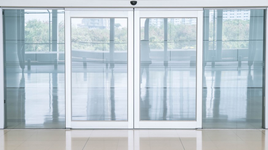 Las empresas de puertas automáticas quieren un reglamento más exigente y seguro