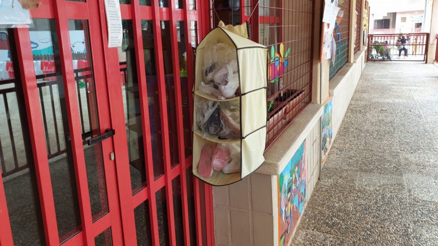 Zapatos en la entrada del aula de infantil. ORM