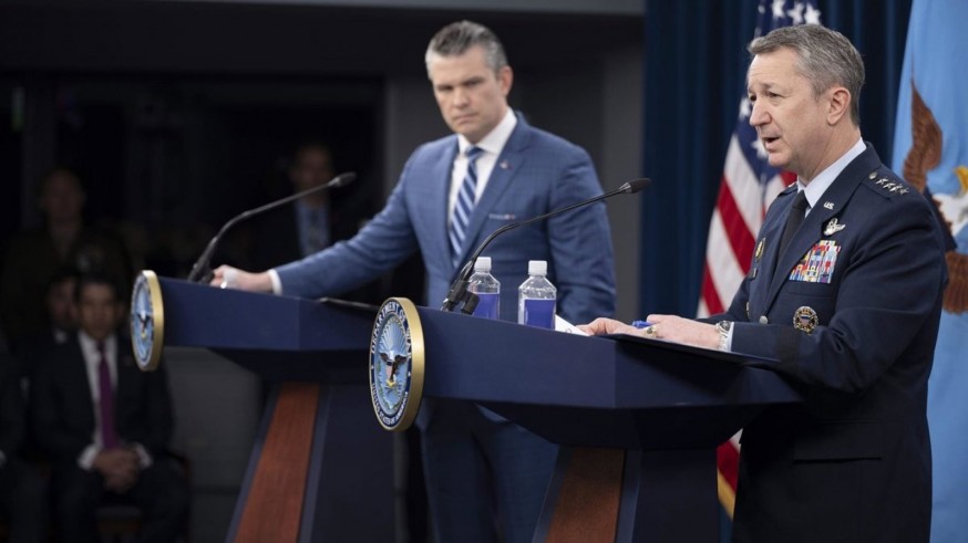 Pete Hegseth critica como “absurda” la iniciativa europea para escoltar buques en Ormuz