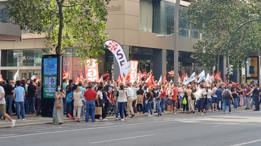 Protesta de los trabajadores de Caixabank en la Gran Vía de Murcia